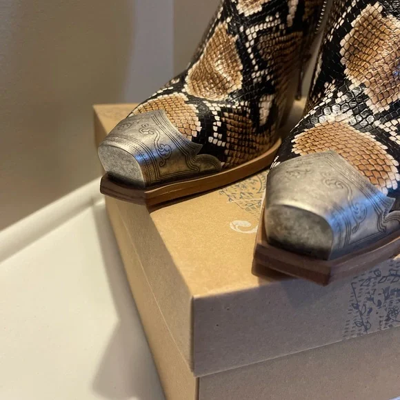 FREE PEOPLE WESTERN GENUINE LEATHER SNAKE SKIN BOOTS!!